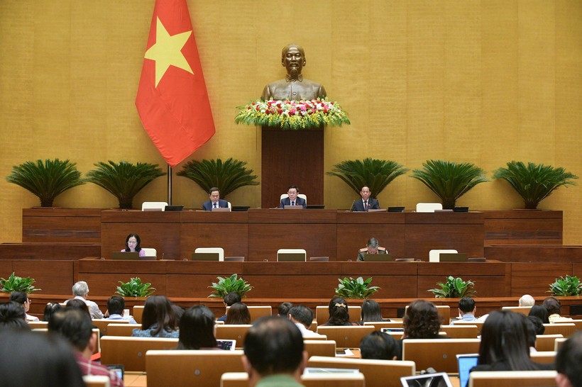 Phó Chủ tịch Quốc hội - Trần Quang Phương điều hành phiên họp.