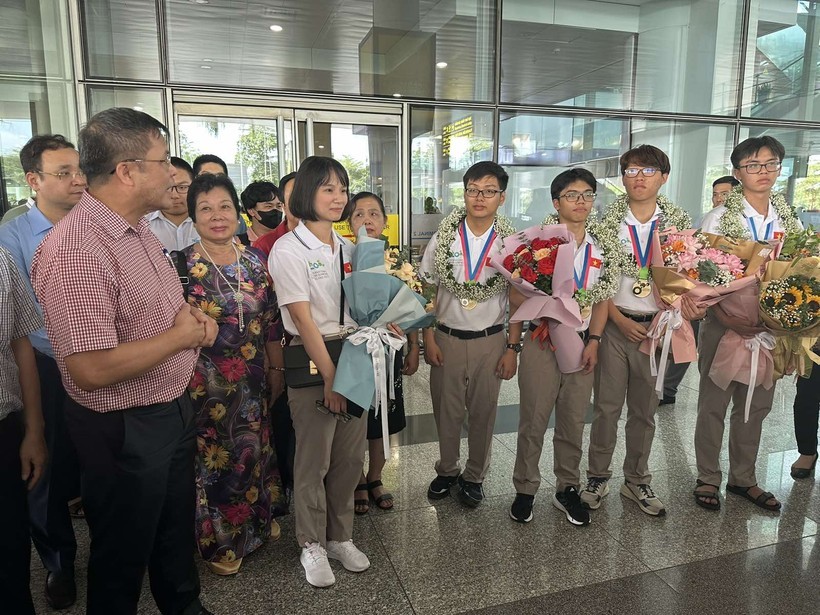 Nguyễn Mạnh Khôi (thứ hai từ phải qua trái) cùng các thành viên trong đoàn Olympic Hóa học Quốc tế năm 2023 trở về nước sau khi giành thành tích cao tại đấu trường trí tuệ.