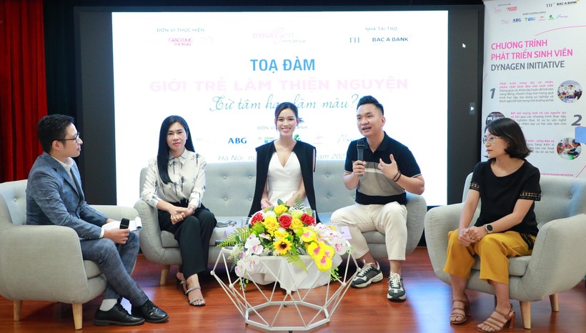 MC Hạnh Phúc (thứ hai từ phải qua trái), Hoa hậu Đỗ Thị Hà, bác sĩ Trương Tố Quyên tại chương trình Tọa đàm "Giới trẻ làm thiện nguyện: Từ tâm hay làm màu”.