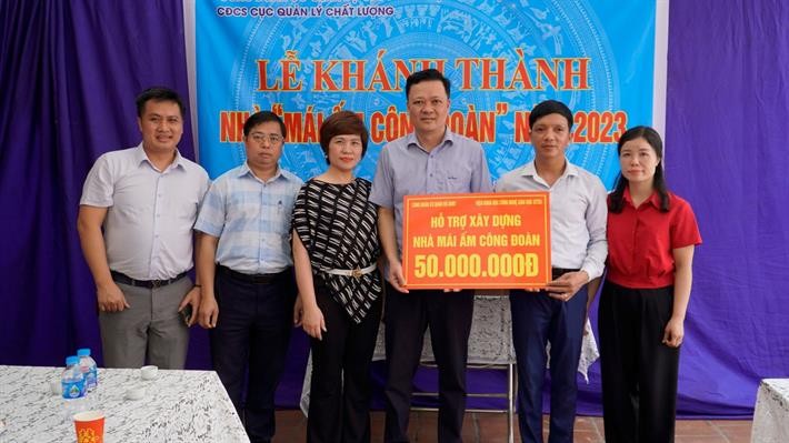 Thầy Nguyễn Anh Tú nhận 50 triệu đồng hỗ trợ từ đại diện Công đoàn cơ quan Bộ GD&ĐT.
