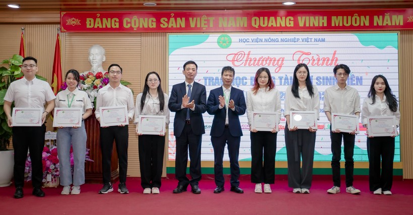 Nhiều sinh viên của Học viện Nông nghiệp Việt Nam được nhận học bổng khuyến khích học tập.