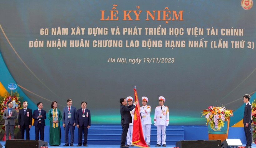 Chủ tịch Quốc hội Vương Đình Huệ trao Huân chương Lao động hạng Nhất lần thứ 3 cho Học viện Tài chính.