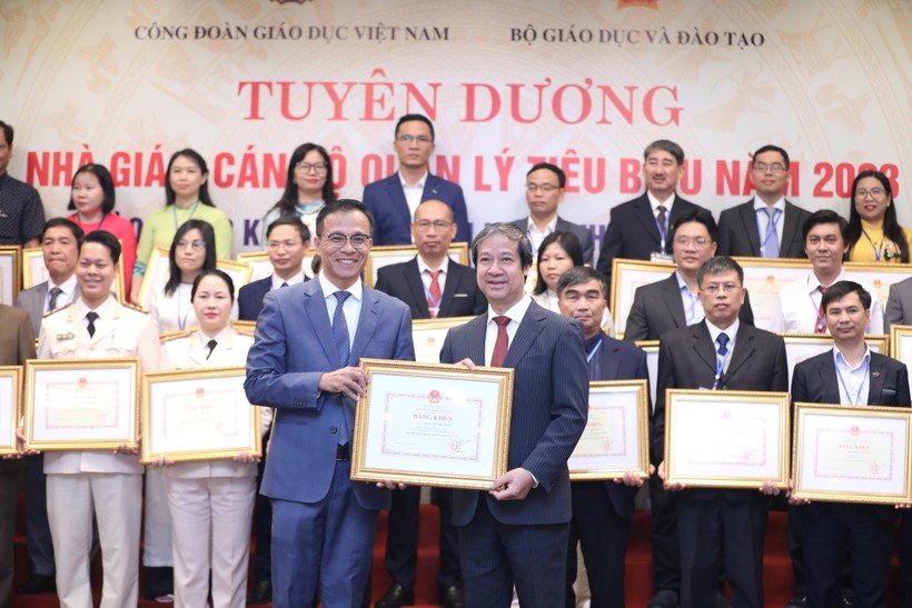 Bộ trưởng Bộ GD&ĐT Nguyễn Kim Sơn trao tặng Bằng khen cho các nhà giáo, cán bộ quản lý tiêu biểu năm 2023.