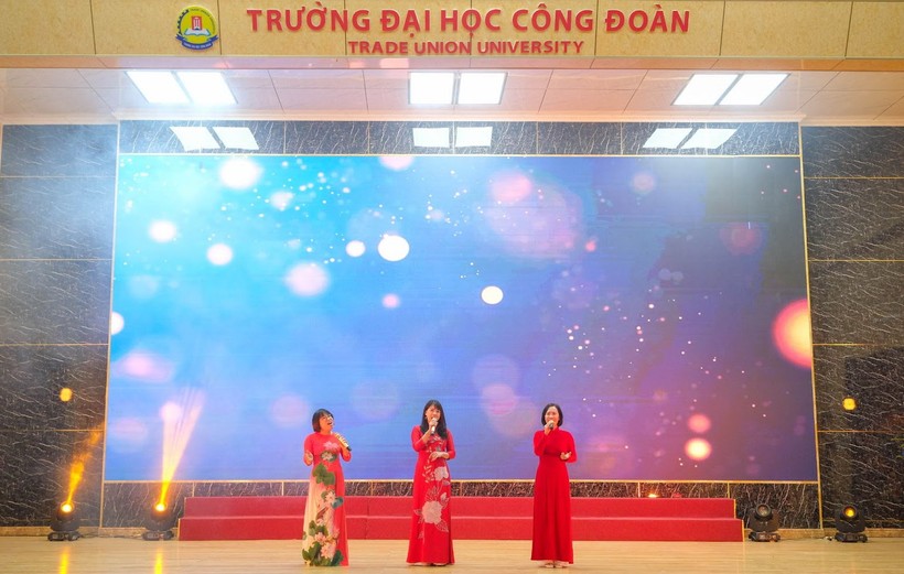 Lễ kỷ niệm 41 năm ngày Nhà giáo Việt Nam của Trường ĐH Công đoàn diễn ra trong không khí vui tươi, thân tình.