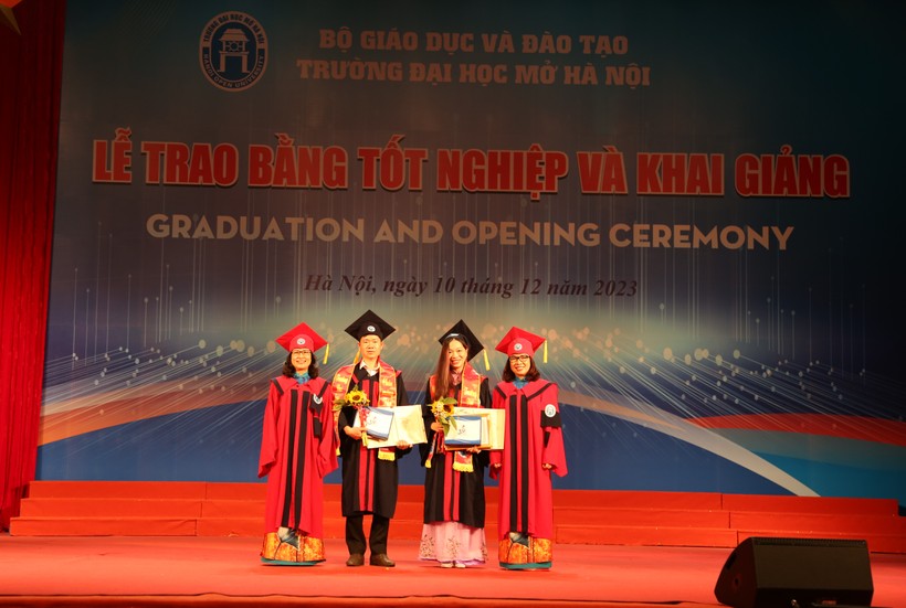 Các tân tiến sĩ nhận bằng tốt nghiệp.