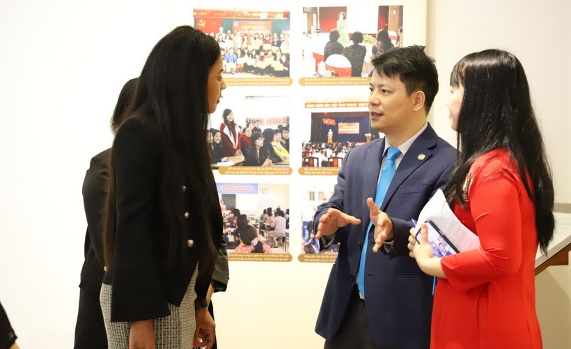 PGS.TS Trần Quang Tiến – Giám đốc Học viện Phụ nữ Việt Nam giới thiệu về Học viện với bà H.E.Humile Mashatile.