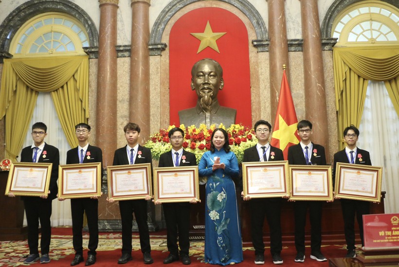 Phó Chủ tịch nước Võ Thị Ánh Xuân đã trao Huân chương Lao động hạng Ba cho các em học sinh.