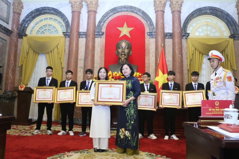 Thứ trưởng Bộ GD&ĐT Ngô Thị Minh trao Bằng khen của Thủ tướng Chính phủ cho các học sinh.