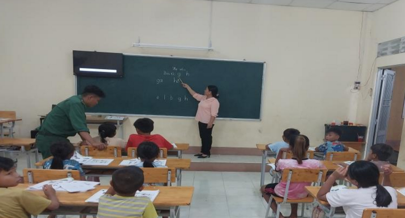 Một lớp học xóa mù chữ do "thầy giáo quân hàm xanh" giảng dạy ở huyện Vĩnh Hưng (Long An).