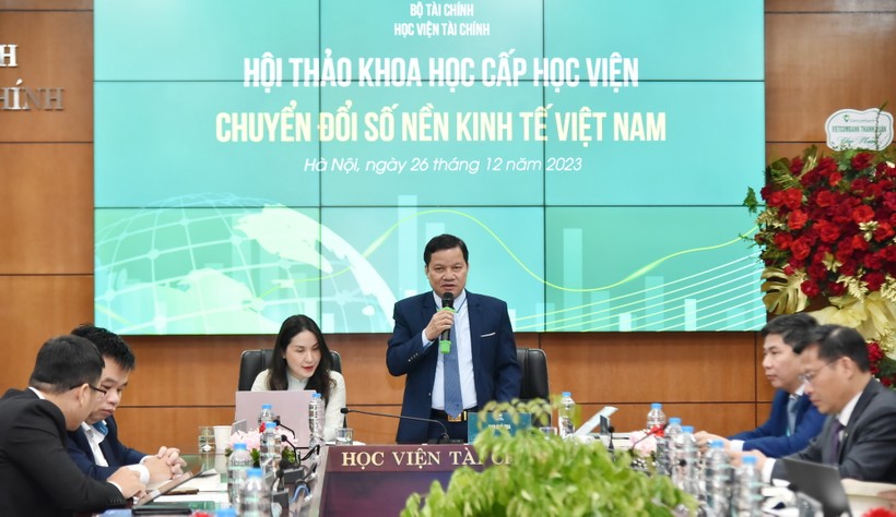 PGS.TS Nguyễn Mạnh Thiều - Phó Giám đốc Học viện Tài chính trao đổi tại hội thảo.