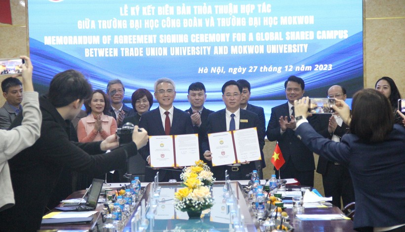 PGS.TS Lê Mạnh Hùng – Hiệu trưởng Trường ĐH Công đoàn (bên phải) và GS.TS Lee Hee Hak – Hiệu trưởng Trường ĐH Mokwon (bên trái) ký kết biên bản thỏa thuận hợp tác trước sự chứng kiến của cán bộ, giảng viên.