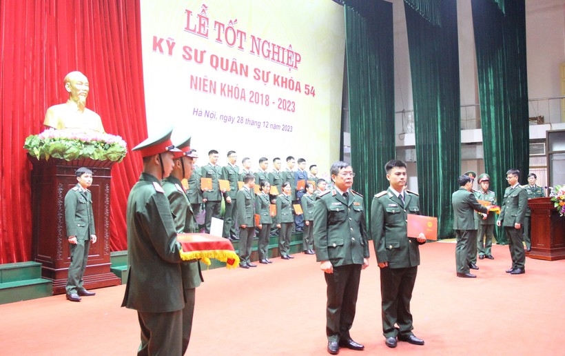 Lãnh đạo Học viện Kỹ thuật Quân sự trao bằng tốt nghiệp cho học viên.