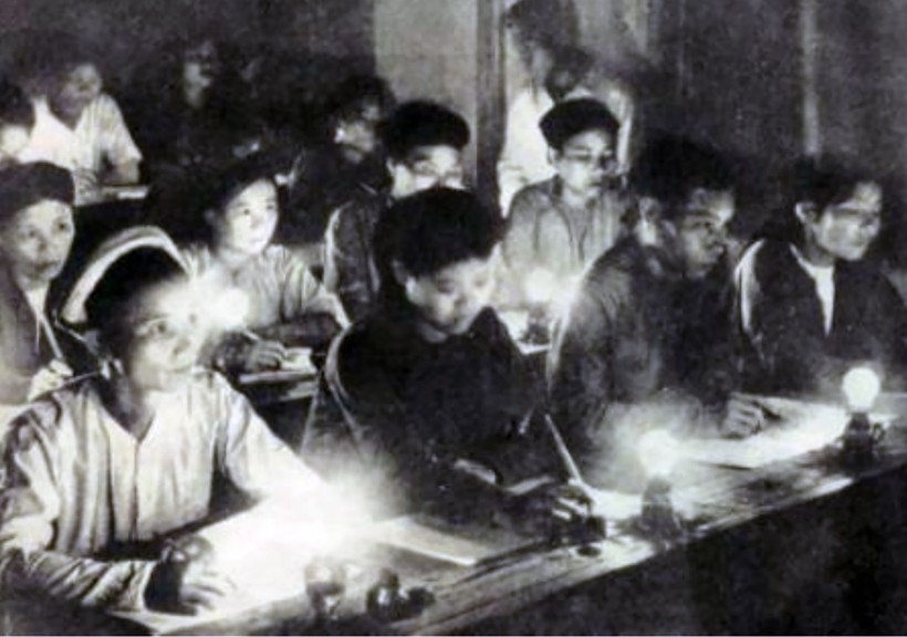 Một lớp học bình dân học vụ năm 1945. Ảnh tư liệu