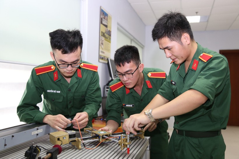 Học viên Học viện Kỹ thuật Quân sự được học tập, nghiên cứu các công nghệ tiên tiến.