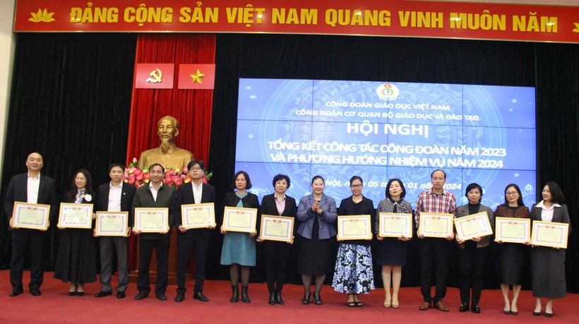 Bà Trịnh Hoài Thu - Chủ tịch Công đoàn Cơ quan Bộ GD&ĐT trao Giấy khen cho các tập thể.