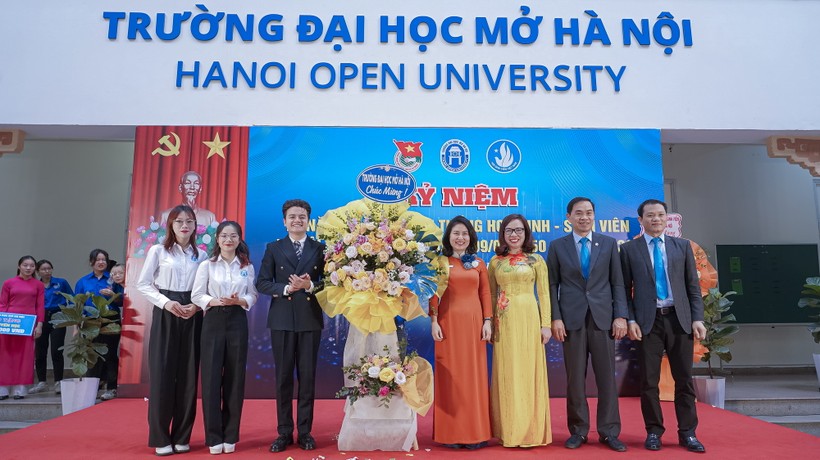 Lãnh đạo Trường ĐH Mở Hà Nội tặng hoa chúc mừng Hội Sinh viên nhà trường.