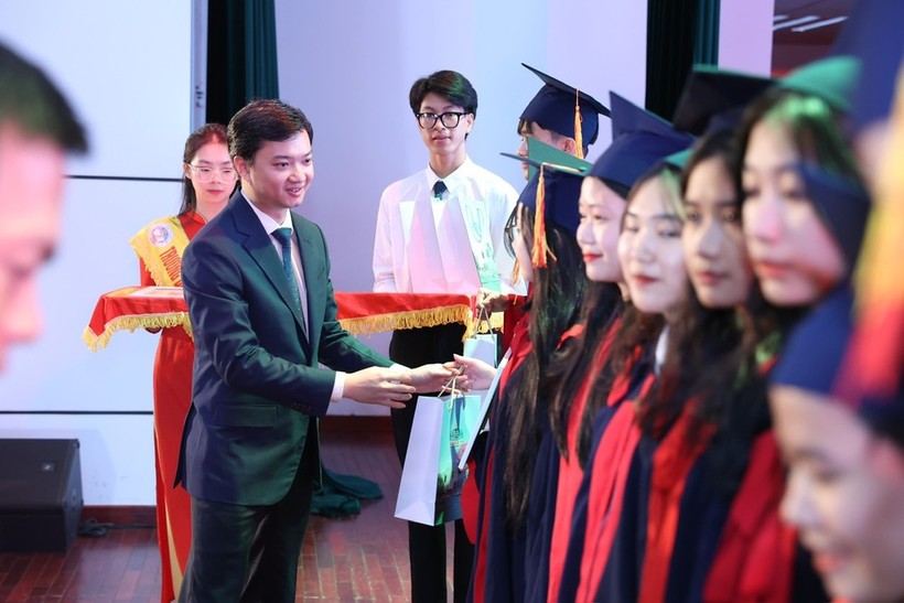 Anh Nguyễn Minh Triết trao học bổng cho các sinh viên.