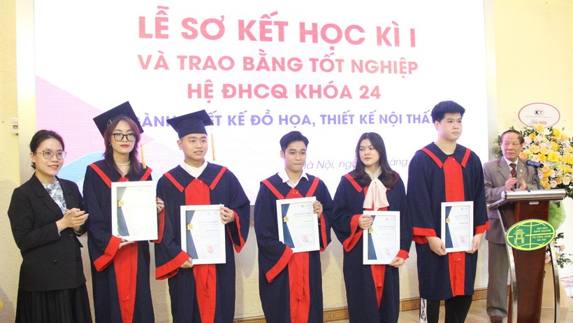 Nhiều sinh viên được nhận học bổng.