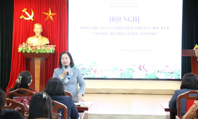 Bà Trần Thị Hương phát biểu tại hội nghị.