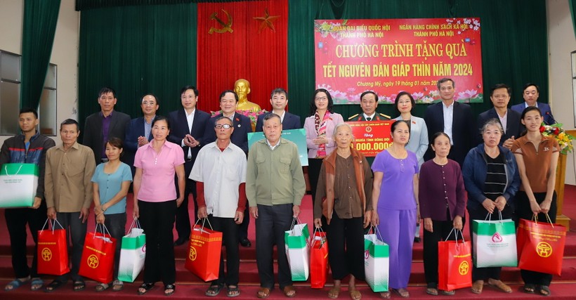 Đoàn đại biểu Quốc hội TP Hà Nội và Học viện Nông nghiệp Việt Nam tặng quà Tết cho gia đình chính sách, có hoàn cảnh khó khăn và học sinh vượt khó.