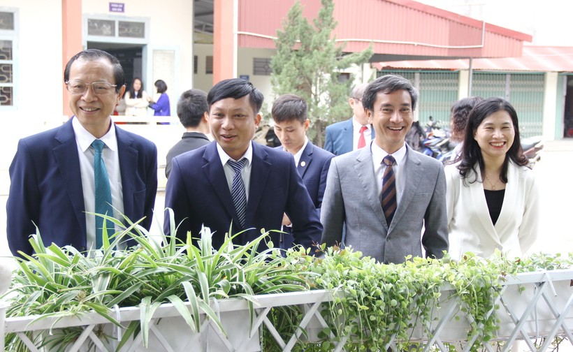 Thứ trưởng Phạm Ngọc Thưởng (ngoài cùng bên trái) và các đại biểu tham quan thư viện xanh của Trường THPT Chi Lăng (Lạng Sơn).