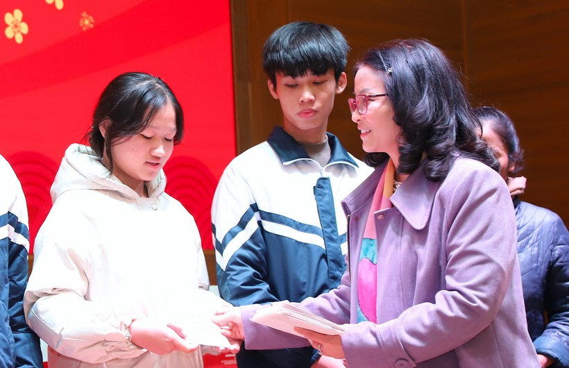 Đại biểu Quốc hội Nguyễn Thị Lan tặng quà Tết cho học sinh của huyện Quốc Oai (TP Hà Nội).