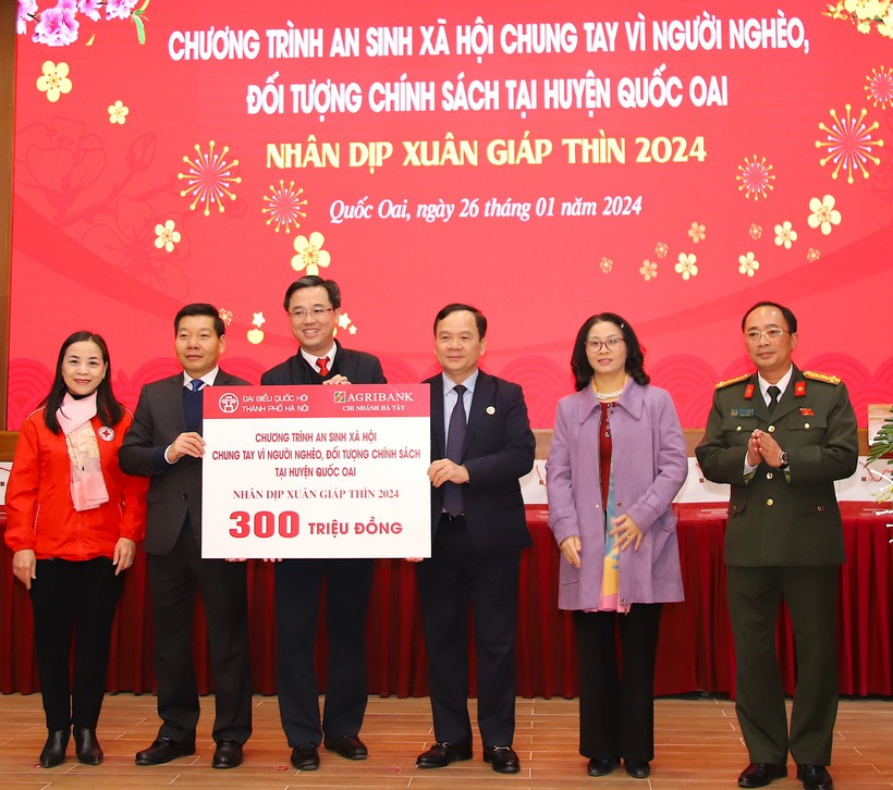 Chương trình an sinh xã hội tại huyện Quốc Oai nhân dịp Xuân Giáp Thìn 2024, với trị giá 300 triệu đồng.
