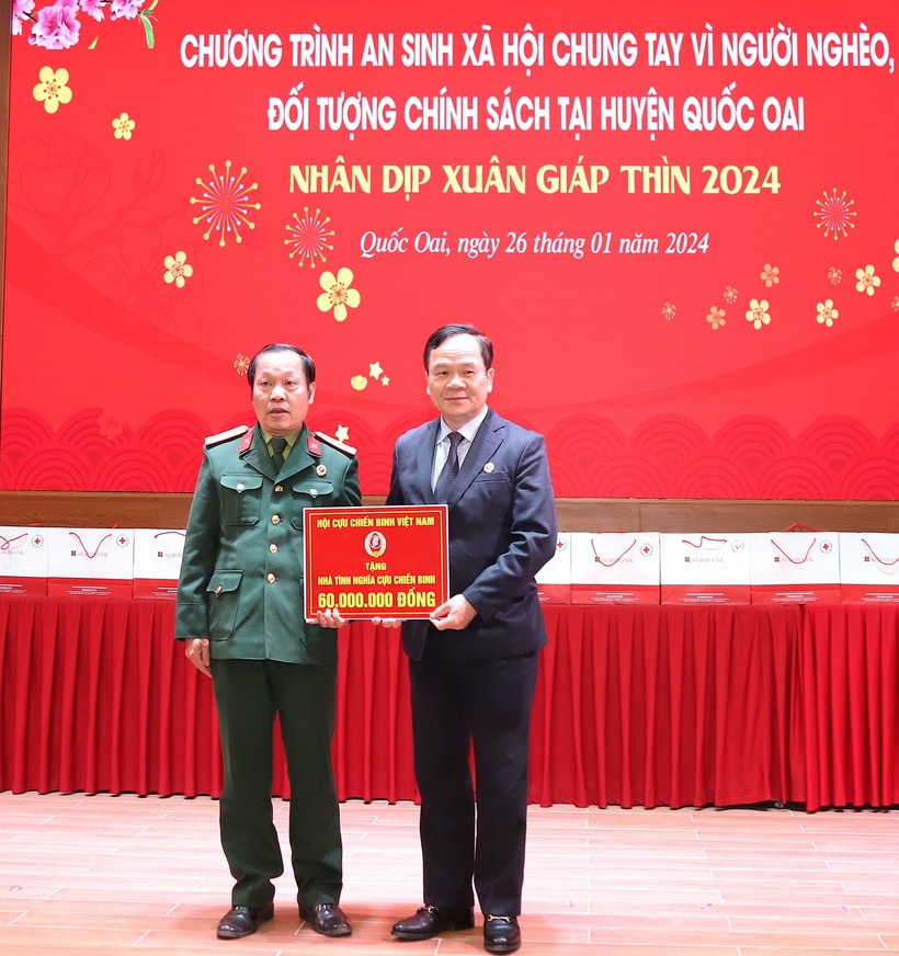 Hội Cựu chiến binh Việt Nam tặng 60 triệu đồng để xây dựng Nhà tình nghĩa cựu chiến binh.