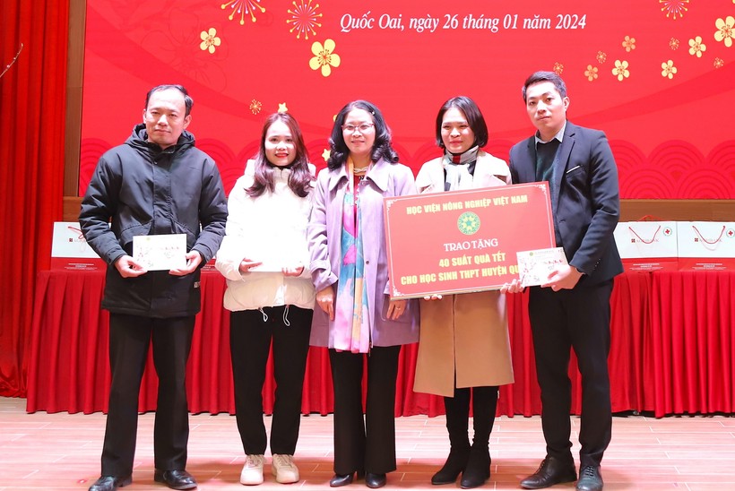 Học viện Nông nghiệp Việt Nam tặng 40 suất quà, trị giá 60 triệu đồng cho học sinh THPT huyện Quốc Oai.