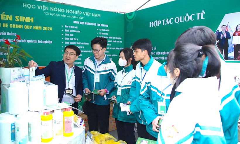 Nhiều học sinh tìm hiểu về các ngành, chương trình đào tạo của Khoa Nông học, Học viện Nông nghiệp Việt Nam.