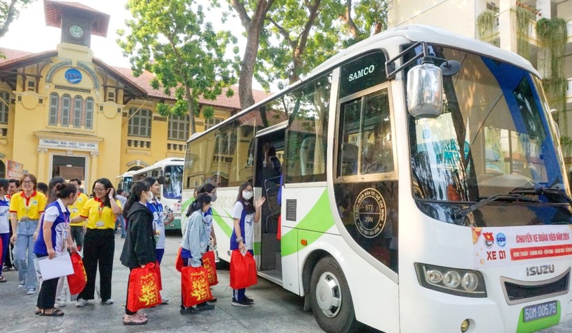 Sinh viên Trường ĐH Sài Gòn về quê đón Tết bằng những chuyến xe &quot;0 đồng&quot;.