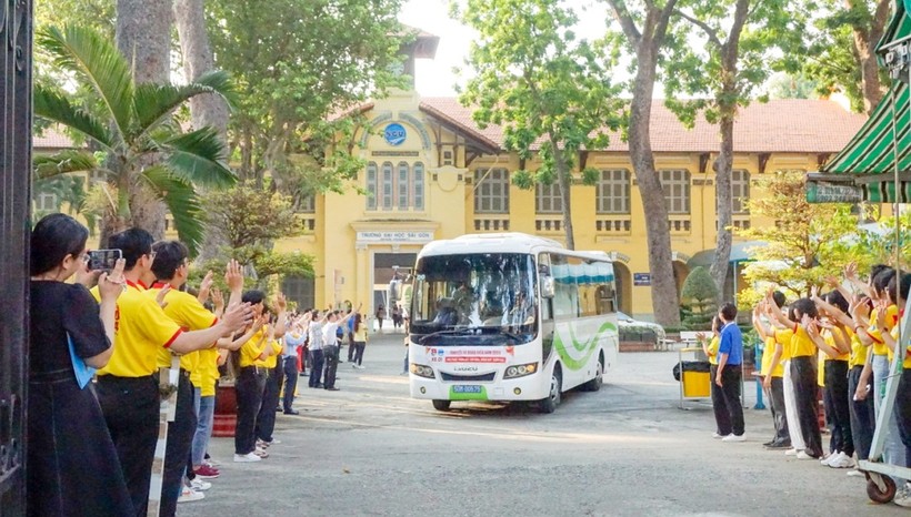 "Chuyến xe đoàn viên" đã lăn bánh đưa 90 sinh viên Trường ĐH Sài Gòn về đón tết với gia đình trong không khí ấm áp của những ngày cuối năm.