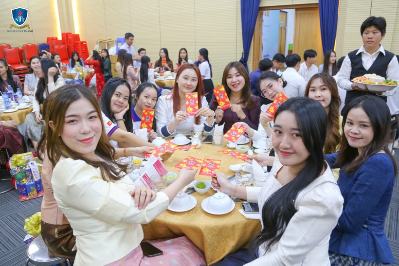 Sinh viên quốc tế nhận những phần quà tết và phong bao lì xì đỏ từ Trường ĐH Nguyễn Tất Thành.