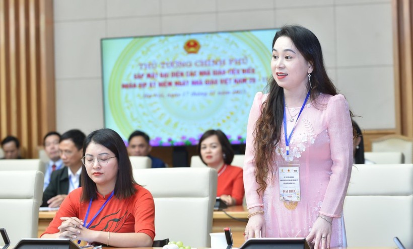 Cô giáo Nguyễn Thúy Duyên phát biểu tại buổi Thủ tướng gặp mặt đại diện các nhà giáo tiêu biểu - chiều 17/11/2023.