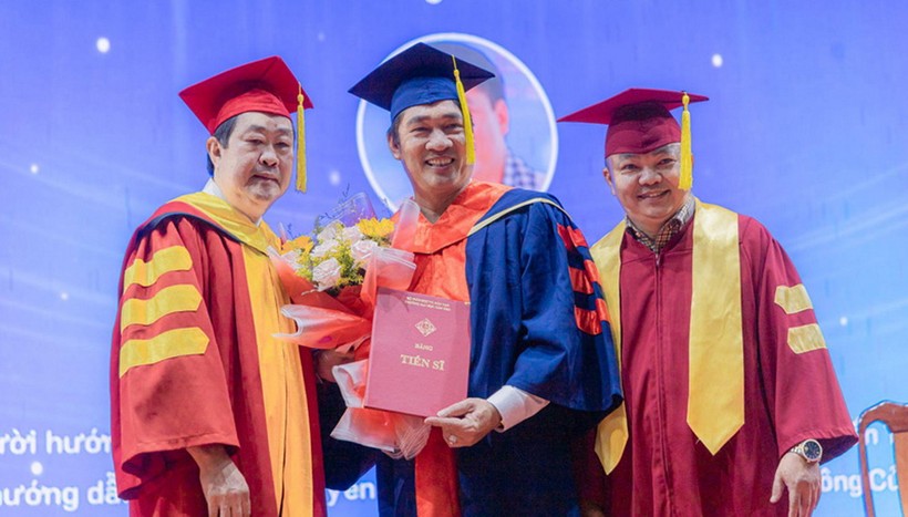 GS.TS Hà Thanh Toàn (Ngoài cùng bên trái trao bằng tiến sĩ cho học viên (ngày 24/6/2023).