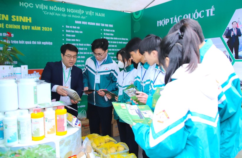 Học sinh THPT tìm hiểu về các ngành/nhóm ngành đào tạo của Học viện Nông nghiệp Việt Nam.