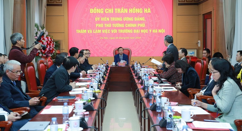 Phó Thủ tướng Trần Hồng Hà chủ trì cuộc làm việc với Trường Đại học Y Hà Nội chiều 26/2. Ảnh: VGP/MK.