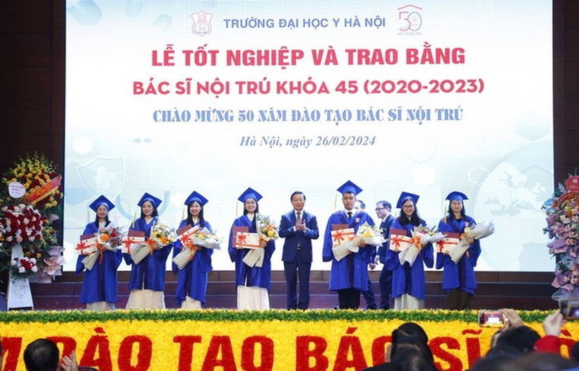 Phó Thủ tướng Trần Hồng Hà và các bác sĩ nội trú có thành tích học tập xuất sắc khoá 45 - Ảnh: VGP/MK.