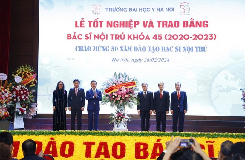 Phó Thủ tướng Trần Hồng Hà chúc mừng các thầy giáo – thầy thuốc Trường ĐH Y Hà Nội nhân kỷ niệm 69 năm Ngày Thầy thuốc Việt Nam - Ảnh: VGP/MK.
