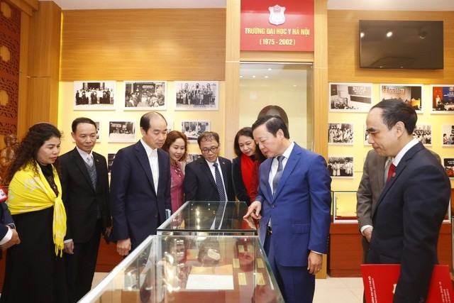Phó Thủ tướng Trần Hồng Hà thăm phòng truyền thống Trường ĐH Y Hà Nội - Ảnh: VGP/MK.