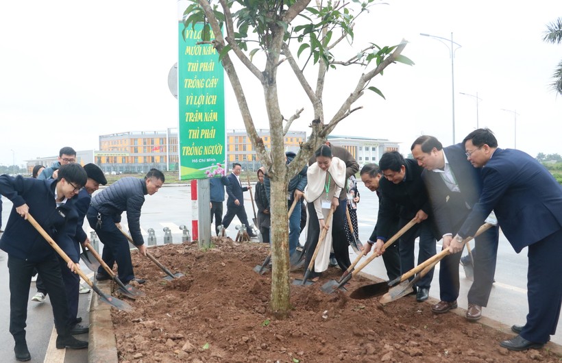 Sau lễ phát động, lãnh đạo Học viện Nông nghiệp Việt Nam và đại diện sinh viên tham gia trồng cây xanh trong khuôn viên Học viện.