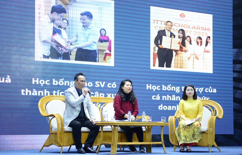 TS Nguyễn Tiến Dũng (ngoài cùng bên trái) chia sẻ thông tin về tuyển sinh với phụ huynh và học sinh tại Ngày hội tuyển sinh Open day.