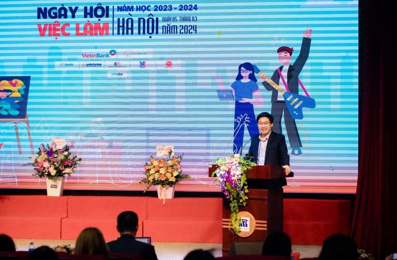 Ông Đỗ Mạnh Hùng trao đổi tại ngày hội việc làm của Trường ĐH Sư phạm Nghệ thuật Trung ương.