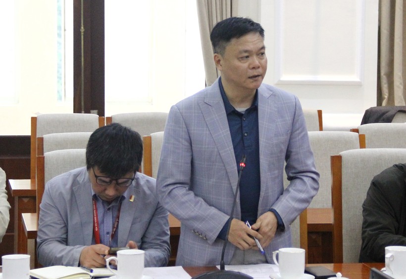PGS.TS Nguyễn Phong Điền trao đổi tại cuộc họp.