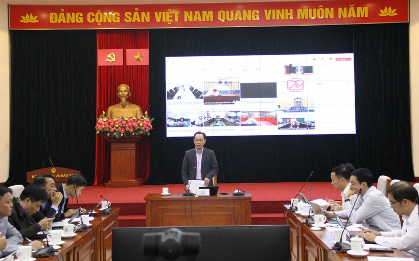 Thứ trưởng Bộ GD&ĐT Hoàng Minh Sơn phát biểu tại cuộc họp.