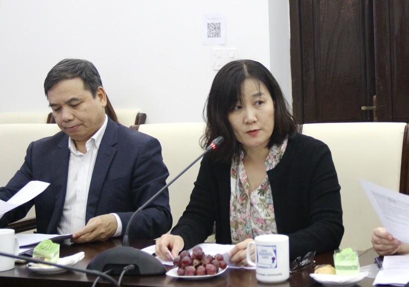 Bà Miki Nozawa - Trưởng ban Giáo dục của UNESCO Việt Nam trao đổi tại hội thảo.