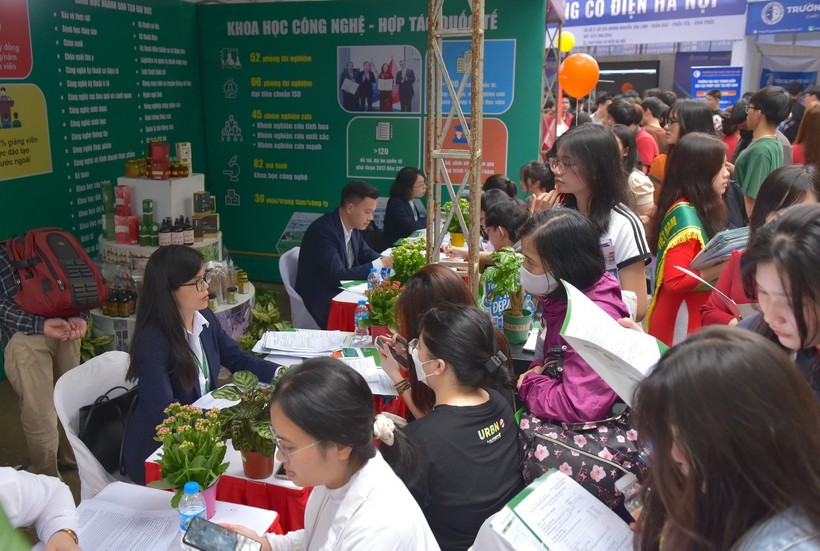 Phụ huynh, học sinh xếp hàng để được tư vấn tại gian hàng của Học viện Nông nghiệp Việt Nam - sáng 17/3.