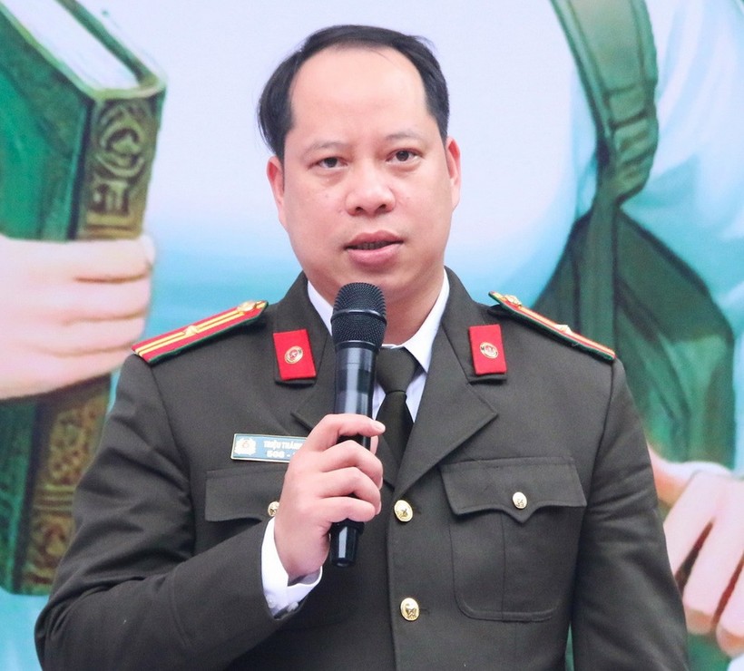Thiếu tá Triệu Thành Đạt trao đổi tại ngày hội tư vấn tuyển sinh, hướng nghiệp năm 2024 - sáng 17/3. Ảnh: Thanh Hùng.