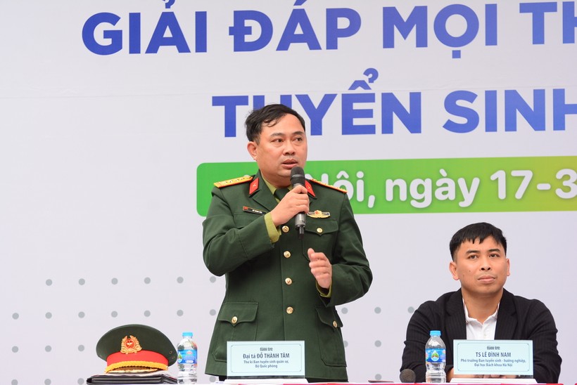 Đại tá Đỗ Thành Tâm - thư ký Ban tuyển sinh quân sự (Bộ Quốc phòng) chia sẻ tại Ngày hội tư vấn tuyển sinh, hướng nghiệp 2024 (17/3).