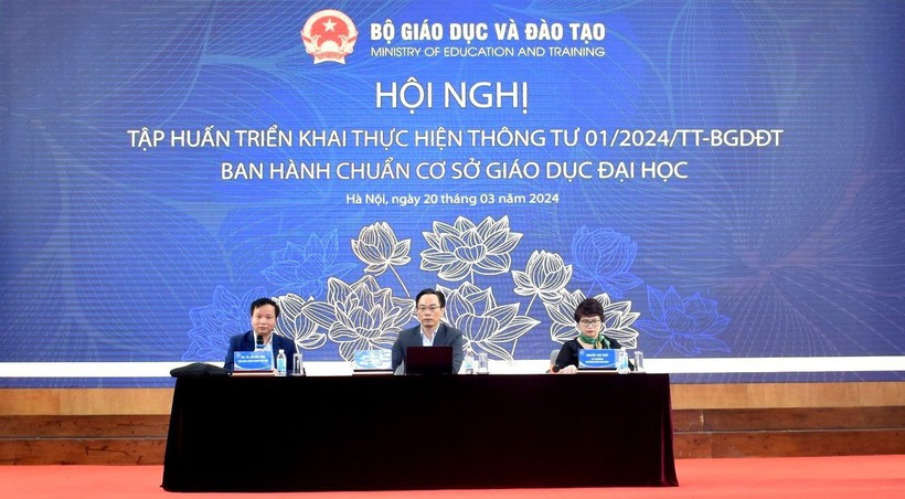 Thứ trưởng Hoàng Minh Sơn (ở giữa) chủ trì thảo luận tại Hội nghị.